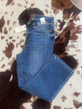 Load image into Gallery viewer, Mid rise skinny Capri with side slit (Judy Blue)

