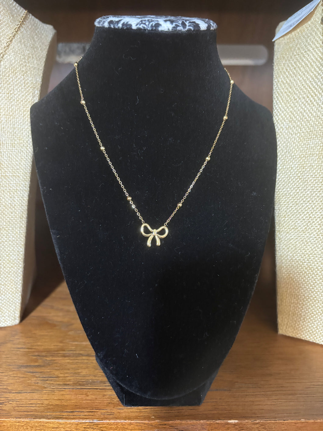 Gold Bownot Neclace