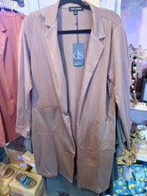 Load image into Gallery viewer, DS suitcoat
