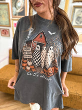 Load image into Gallery viewer, Tis the Season with Barn Graphic Tee on Pepper

