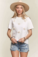 Load image into Gallery viewer, SOLID SHIRT W/PEARL ACCENT FLOWER PATCH- LET3629
